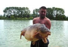 Nouveau record pour l’étang de Graviers : « Scar » capturé au poids de 99lbs ! the scar 99lb john bryan