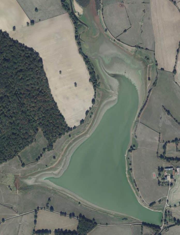 étang de Fleury La Tour, situé à Tintury