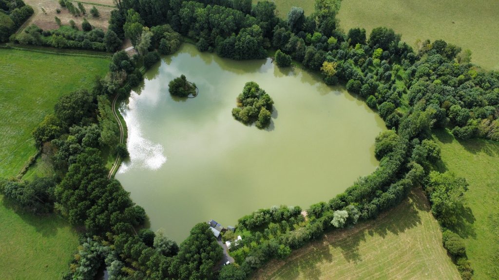 Vue aérienne sur l'étang du puy follet